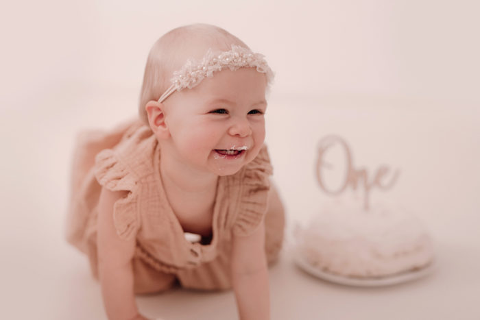 Cake Smash Shooting Düsseldorf fotografiert von einfallslicht fotografie bei Geburtstagsshooting Geburtstagsfotos Babyfotos Babybauchfotos