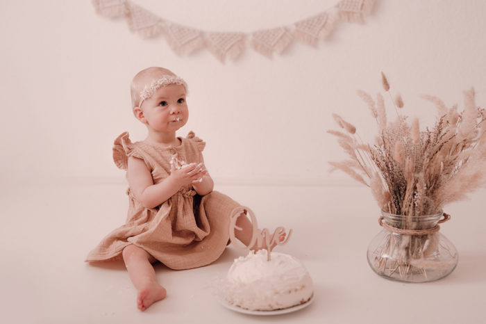 Cake Smash Shooting Düsseldorf fotografiert von einfallslicht fotografie bei Geburtstagsshooting Geburtstagsfotos Babyfotos Babybauchfotos