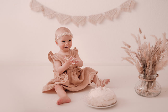 Cake Smash Shooting Düsseldorf fotografiert von einfallslicht fotografie bei Geburtstagsshooting Geburtstagsfotos Babyfotos Babybauchfotos