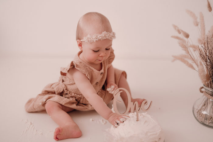 Cake Smash Shooting Düsseldorf fotografiert von einfallslicht fotografie bei Geburtstagsshooting Geburtstagsfotos Babyfotos Babybauchfotos