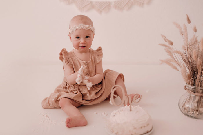 Cake Smash Shooting Düsseldorf fotografiert von einfallslicht fotografie bei Geburtstagsshooting Geburtstagsfotos Babyfotos Babybauchfotos
