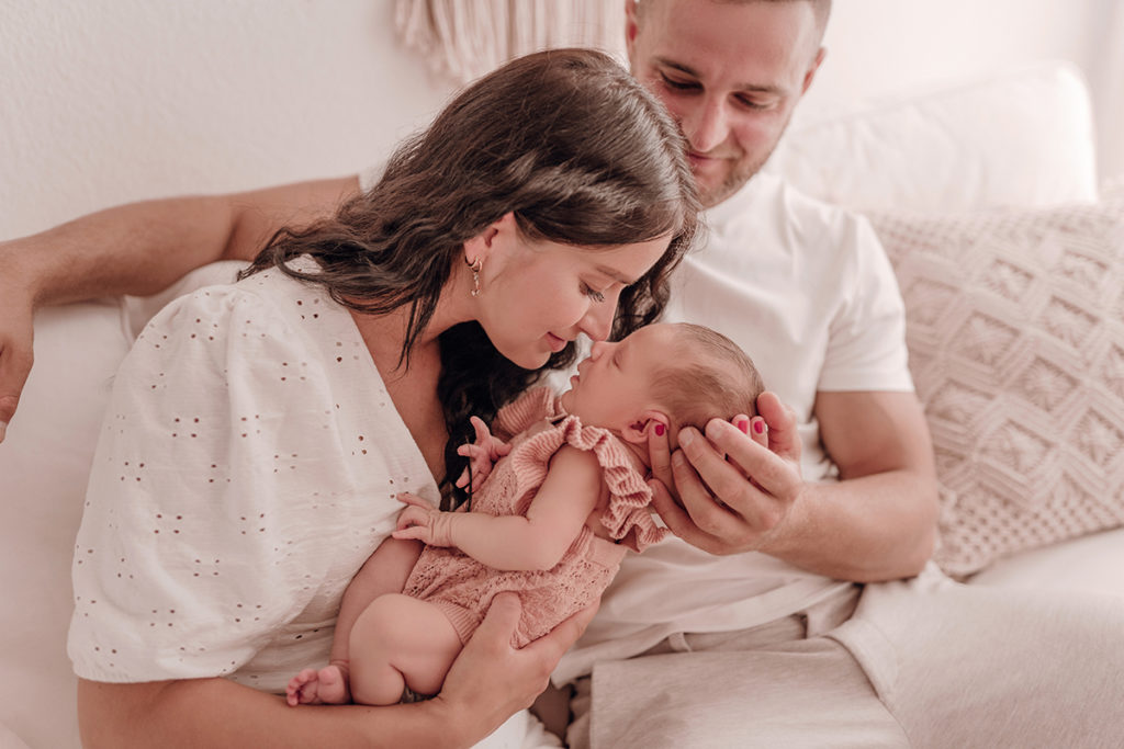 Neugeborenes Baby schläft auf dem Arm seiner Mama beim Neugeborenen Shooting mit einfallslicht fotografie Babyfotografin Düsseldorf