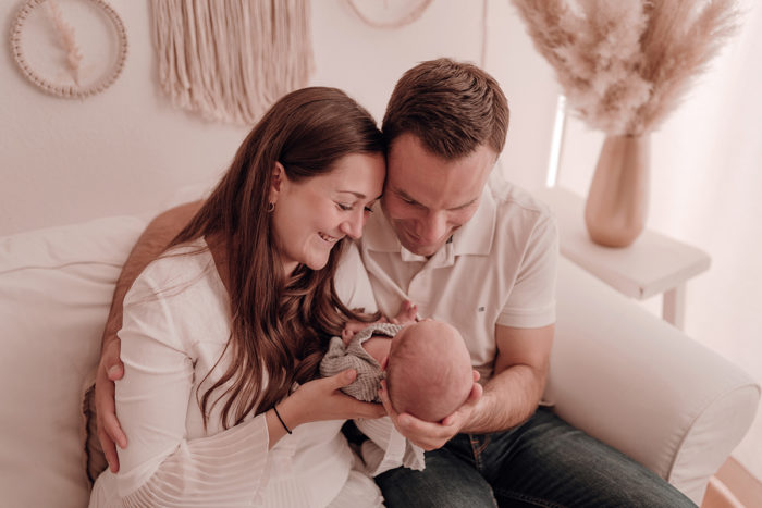 Familie mit Baby im Studio fotografiert von Babyfotografin Duesseldorf einfallslicht fotografie 06