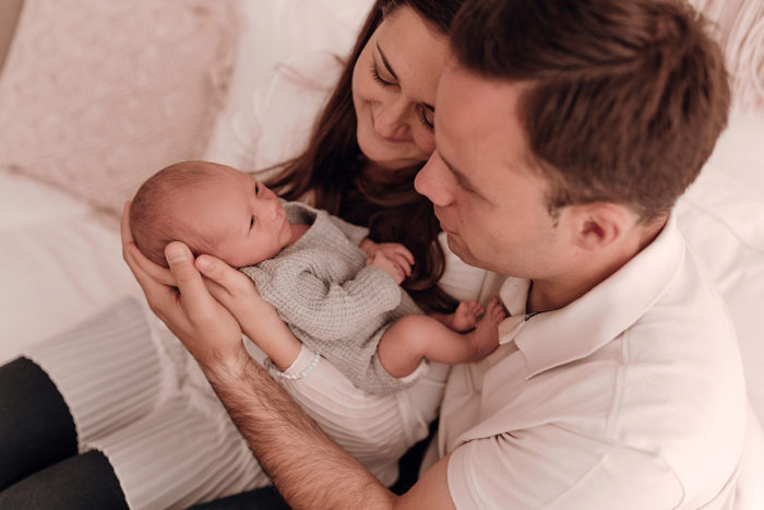 Familie mit Baby im Studio fotografiert von Babyfotografin Duesseldorf einfallslicht fotografie 06