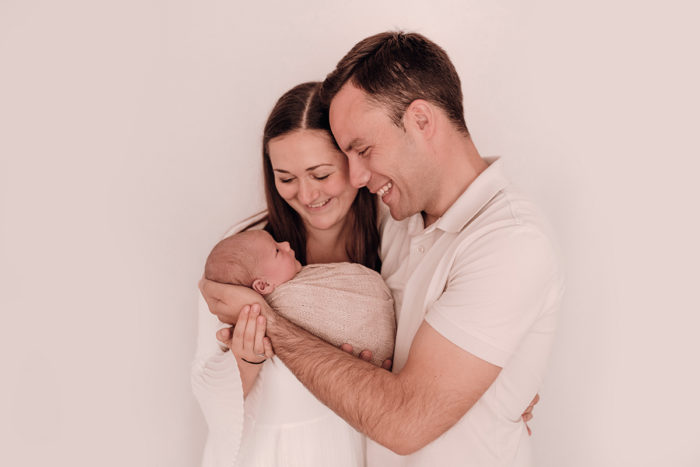Familie mit Baby im Studio fotografiert von Babyfotografin Duesseldorf einfallslicht fotografie 06