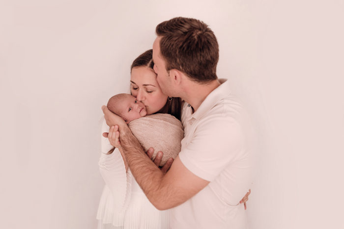 Familie mit Baby im Studio fotografiert von Babyfotografin Duesseldorf einfallslicht fotografie 06