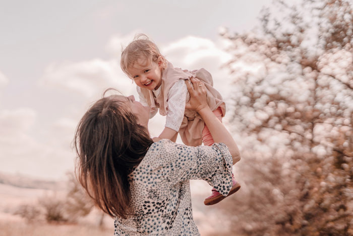 Mama und Tochter, Familienshooting Düsseldorf, Familie, Geschwister, Geschwisterfotos, Babyfotos, einfallslicht fotografie, Familienbilder, Shooting im Park
