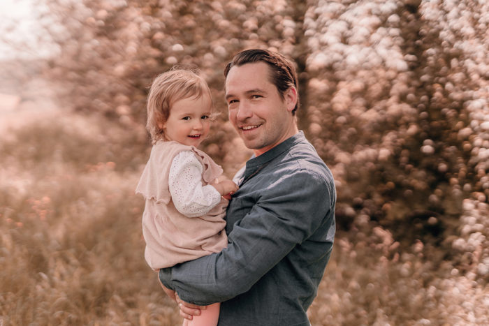 Papa und Tochter, Familienshooting Düsseldorf, Familie, Geschwister, Geschwisterfotos, Babyfotos, einfallslicht fotografie, Familienbilder, Shooting im Park