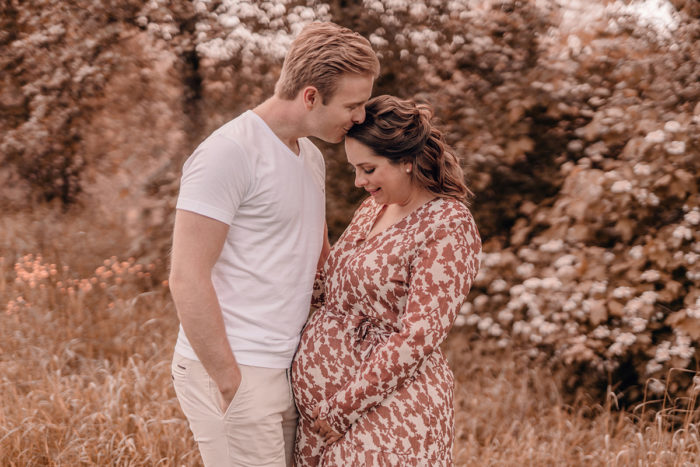 Babybauchshooting, Familienshooting Düsseldorf, Familie, Geschwister, Geschwisterfotos, Babyfotos, einfallslicht fotografie, Familienbilder, Shooting im Park