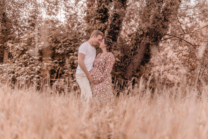 Babybauchshooting, Familienshooting Düsseldorf, Familie, Geschwister, Geschwisterfotos, Babyfotos, einfallslicht fotografie, Familienbilder, Shooting im Park