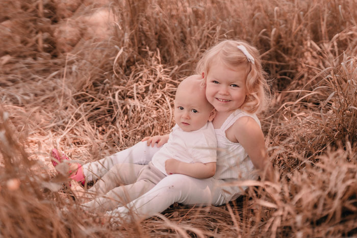 Familienshooting Düsseldorf, Familie, Geschwister, Geschwisterfotos, Babyfotos, einfallslicht fotografie, Familienbilder, Shooting im Park