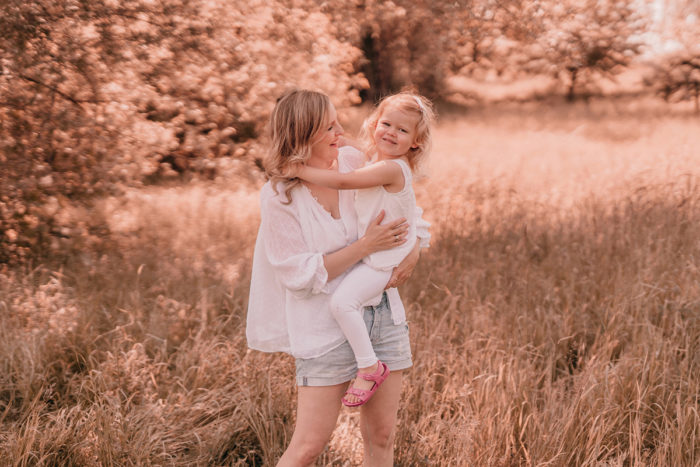 Mama und Tochter, Familienshooting Düsseldorf, Familie, Geschwister, Geschwisterfotos, Babyfotos, einfallslicht fotografie, Familienbilder, Shooting im Park