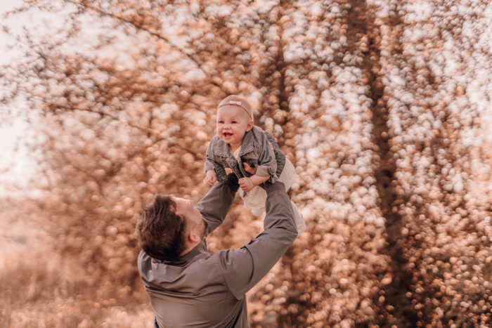 Babybauchshooting, Familienshooting Düsseldorf, Familie, Geschwister, Geschwisterfotos, Babyfotos, einfallslicht fotografie, Familienbilder, Shooting im Park