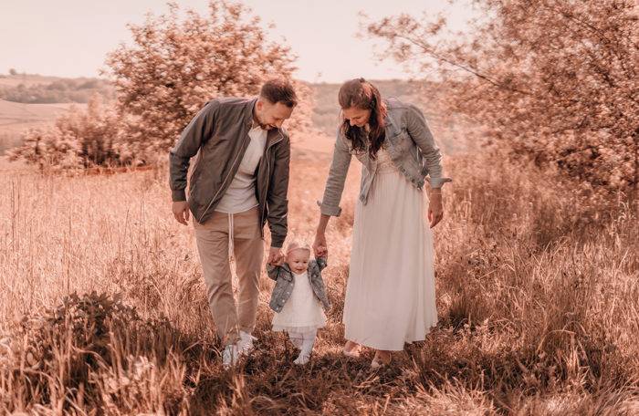Babybauchshooting, Familienshooting Düsseldorf, Familie, Geschwister, Geschwisterfotos, Babyfotos, einfallslicht fotografie, Familienbilder, Shooting im Park