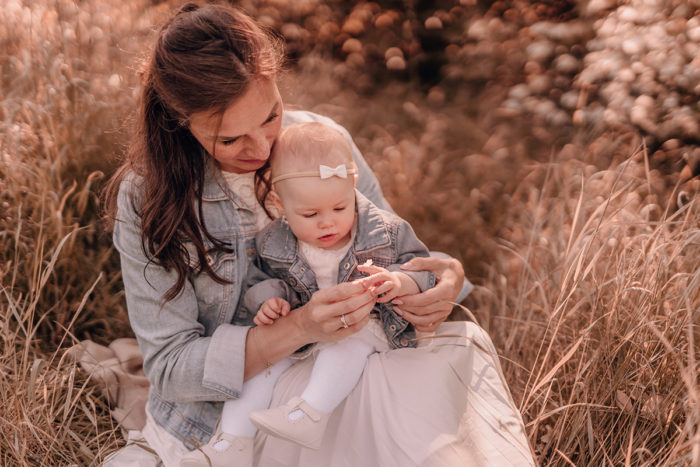 Babybauchshooting, Familienshooting Düsseldorf, Familie, Geschwister, Geschwisterfotos, Babyfotos, einfallslicht fotografie, Familienbilder, Shooting im Park