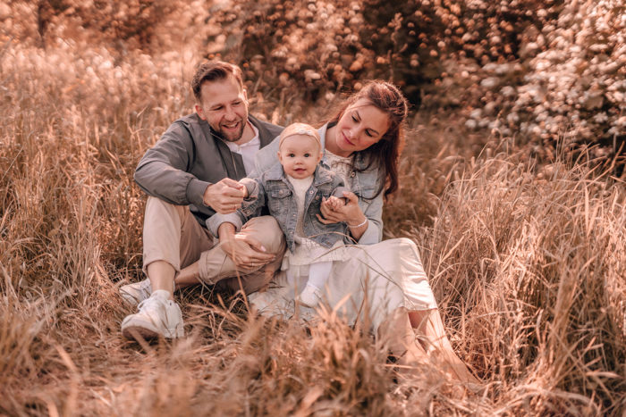 Babybauchshooting, Familienshooting Düsseldorf, Familie, Geschwister, Geschwisterfotos, Babyfotos, einfallslicht fotografie, Familienbilder, Shooting im Park