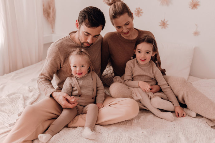 Familienshooting Düsseldorf, Familie, Geschwister, Geschwisterfotos, Babyfotos, einfallslicht fotografie, Familienbilder