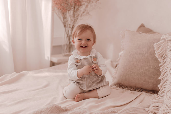 Kleinkind im Tageslichtstudio fotografiert von Babyfotografin Duesseldorf einfallslicht fotografie Geschwisterfotos