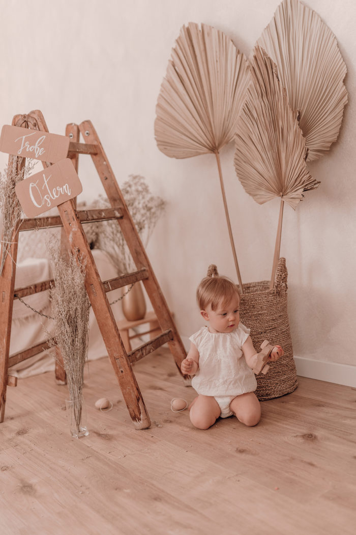 Kleinkind im Studio fotografiert von Babyfotografin Duesseldorf einfallslicht fotografie Geschwisterfotos