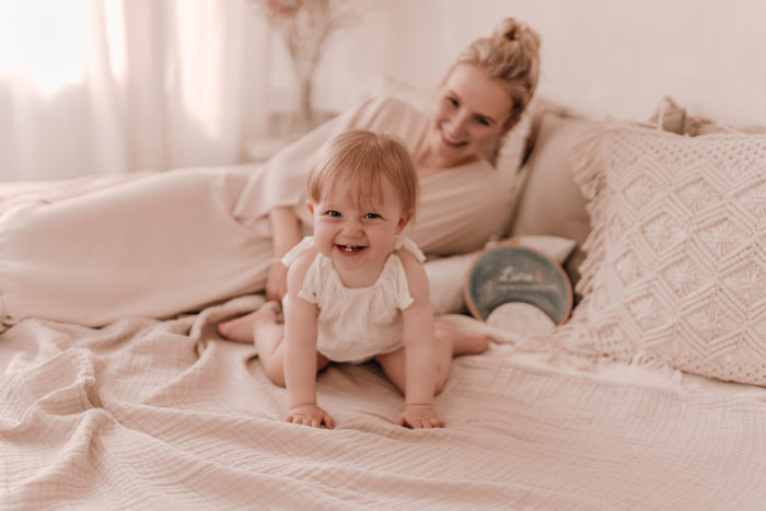 Mama mit Tochter im Studio fotografiert von Babyfotografin Duesseldorf einfallslicht fotografie Geschwisterfotos