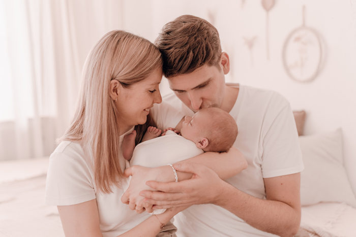 Familie mit Baby im Studio fotografiert von Babyfotografin Duesseldorf einfallslicht fotografie 06