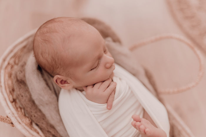 Baby im Studio fotografiert von Babyfotografin Duesseldorf einfallslicht fotografie beim Neugeborenenshooting