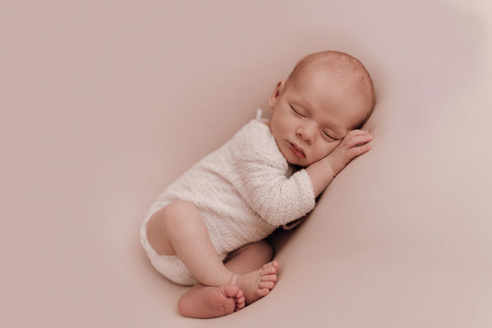 Neugeborenes im Studio fotografiert von Babyfotografin Duesseldorf einfallslicht fotografie 06