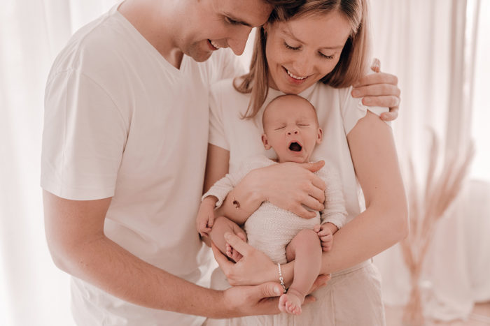 Baby gähnt im Studio fotografiert von Babyfotografin Duesseldorf einfallslicht fotografie beim Neugeborenenshooting