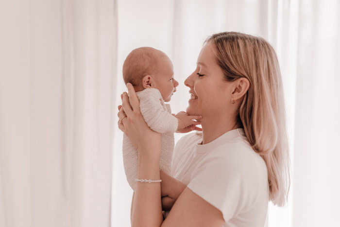 Mama mit Baby im Studio fotografiert von Babyfotografin Duesseldorf einfallslicht fotografie beim Neugeborenenshooting