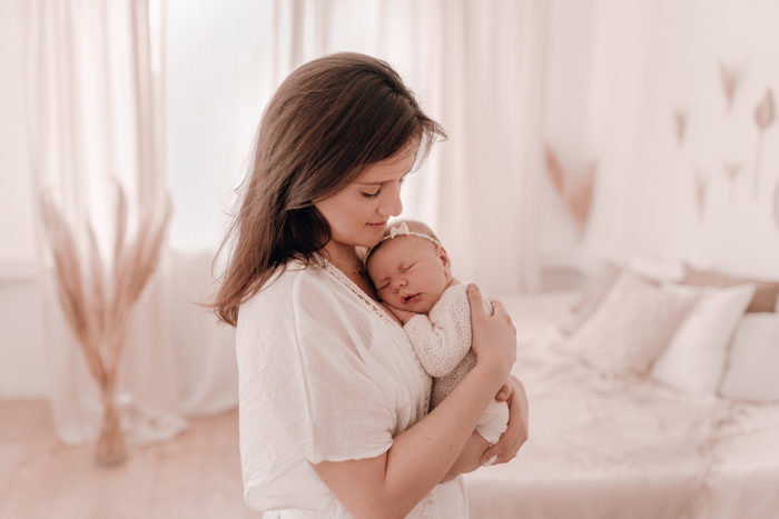 Mama mit Baby im Studio fotografiert von Babyfotografin Duesseldorf einfallslicht fotografie beim Neugeborenenshooting