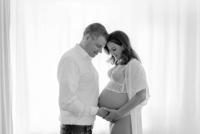 Mama und Papa streicheln Babybauch Babybauchfotos im Studio Babybauchsession Duesseldorf Babyfotos Babyfotografin Düsseldorf Umstandkleid Schwangerschaftskleid