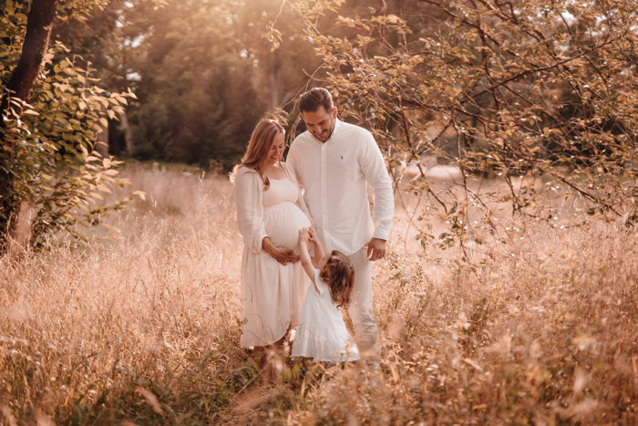 Babybauchshooting Babybauch fotos von Babyfotografin einfallslicht fotografie in Düsseldorf Mama mit Babybauch Papa Geschwisterchen große Schwester