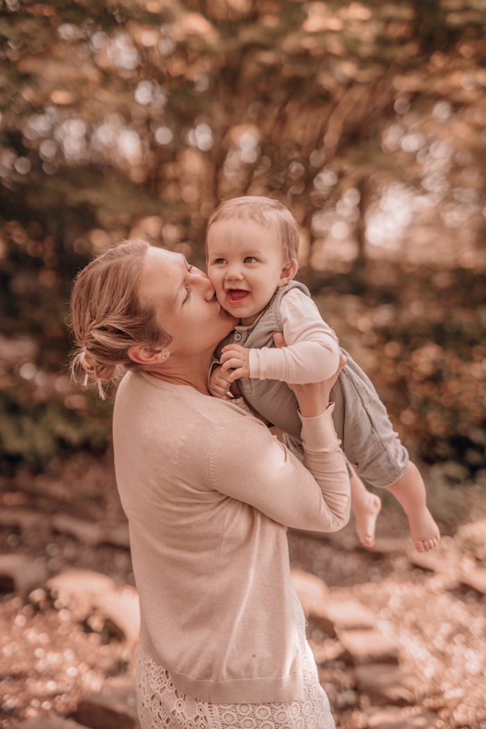 Baby mit Eltern im Park mit Babyfotografin einfallslicht fotografie Familie Mama Papa lachen Familienfoto Familienbilder Babyfotos