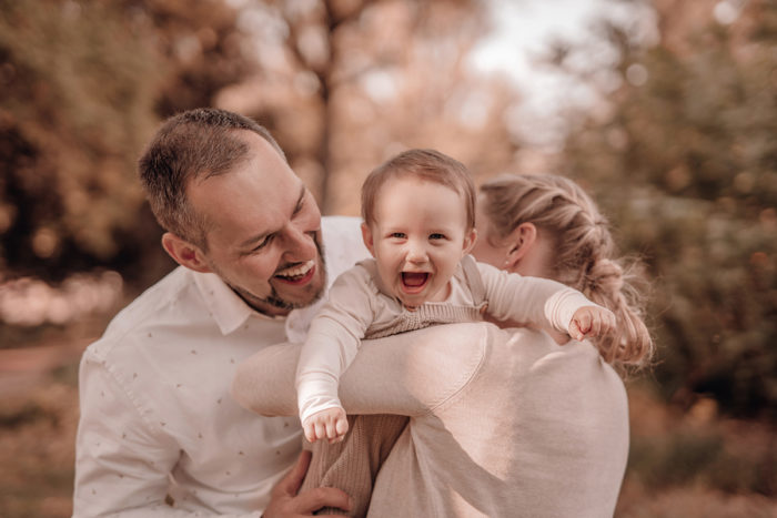 Familie lacht beim Baby Shooting mit einfallslicht fotografie in Düsseldorf, Babyfotos, Familienfotos, erster Geburtstag, Baby krabbelt