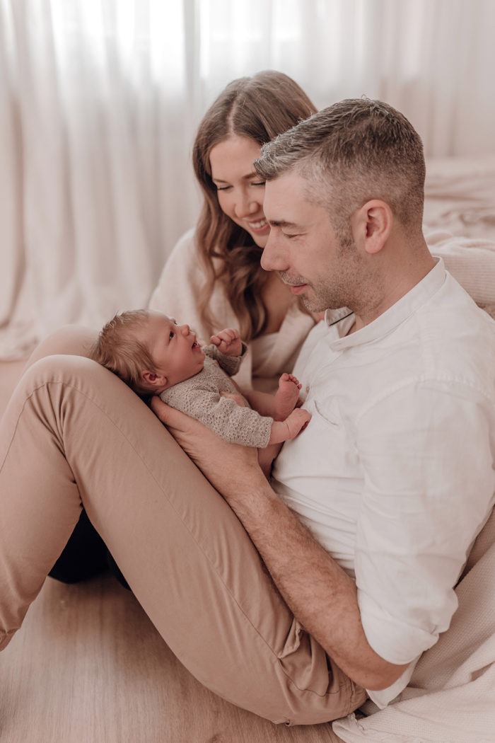 Eltern mit Baby beim Neugeborenen Shooting, Geschwisterliebe, Familienshooting bei einfallslicht fotografie in Düsseldorf, Baby, Babykleidung, Babybody