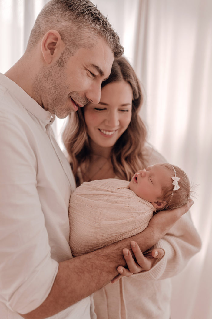 Eltern mit Baby beim Neugeborenen Shooting, Geschwisterliebe, Familienshooting bei einfallslicht fotografie in Düsseldorf, Baby, Babykleidung, Babybody