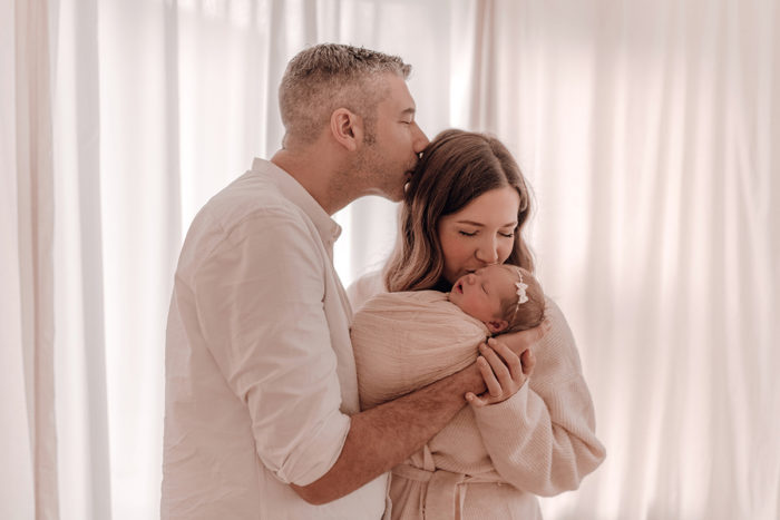 Eltern mit Baby beim Neugeborenen Shooting, Geschwisterliebe, Familienshooting bei einfallslicht fotografie in Düsseldorf, Baby, Babykleidung, Babybody