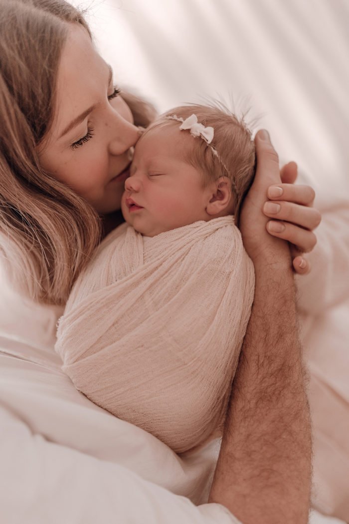 Mama mit Baby beim Neugeborenen Shooting, Geschwisterliebe, Familienshooting bei einfallslicht fotografie in Düsseldorf, Baby, Babykleidung, Babybody