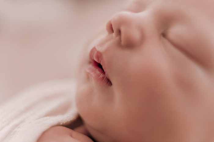 Baby beim Neugeborenen Shooting, Geschwisterliebe, Familienshooting bei einfallslicht fotografie in Düsseldorf, Baby, Babykleidung, Babybody