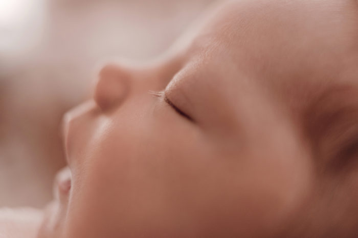 Baby beim Neugeborenen Shooting, Geschwisterliebe, Familienshooting bei einfallslicht fotografie in Düsseldorf, Baby, Babykleidung, Babybody