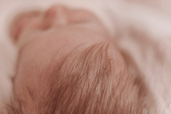 Baby beim Neugeborenen Shooting, Geschwisterliebe, Familienshooting bei einfallslicht fotografie in Düsseldorf, Baby, Babykleidung, Babybody