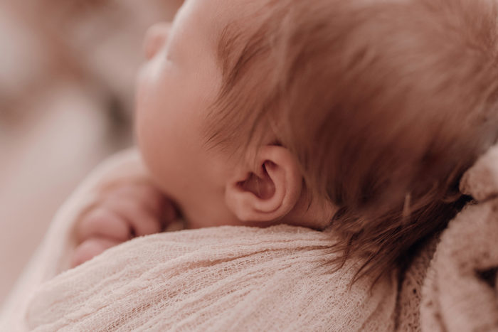 Baby beim Neugeborenen Shooting, Geschwisterliebe, Familienshooting bei einfallslicht fotografie in Düsseldorf, Baby, Babykleidung, Babybody