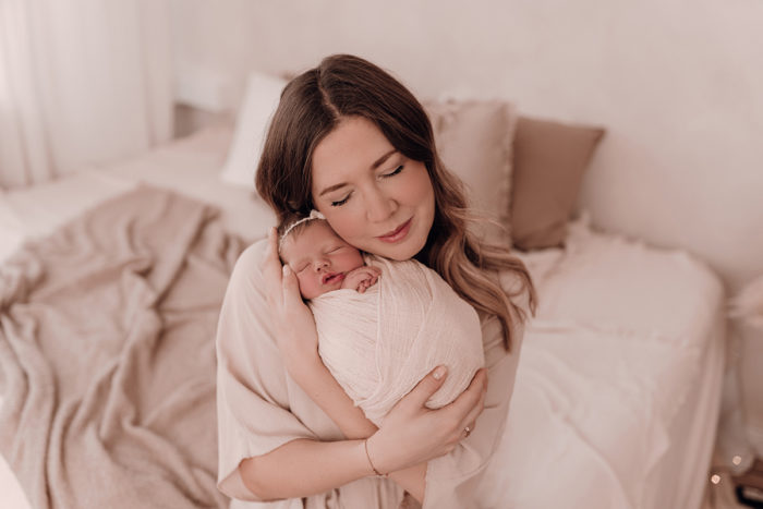 Mama mit Baby beim Neugeborenen Shooting, Geschwisterliebe, Familienshooting bei einfallslicht fotografie in Düsseldorf, Baby, Babykleidung, Babybody