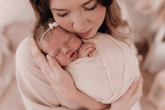 Mama mit Baby beim Neugeborenen Shooting, Geschwisterliebe, Familienshooting bei einfallslicht fotografie in Düsseldorf, Baby, Babykleidung, Babybody