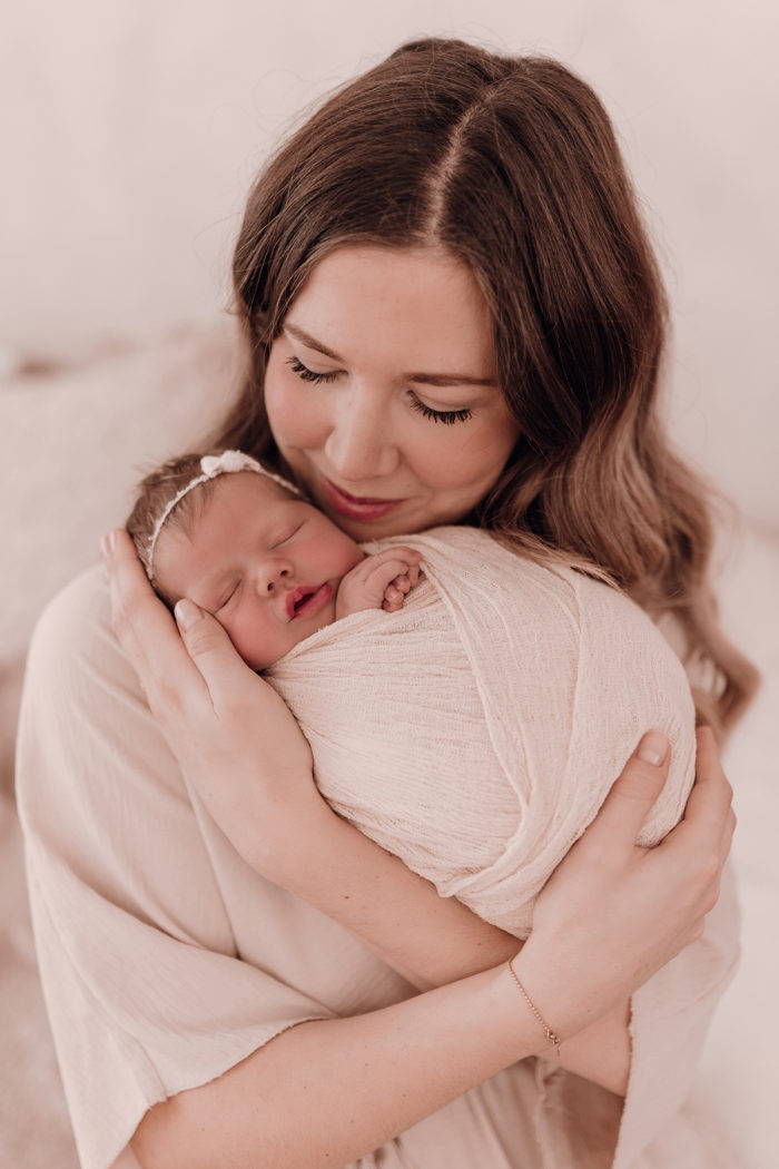 Familie beim Neugeborenen Shooting, Geschwisterliebe, Familienshooting bei einfallslicht fotografie in Düsseldorf, Baby, Babykleidung, Babybody