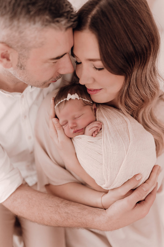 Familie beim Neugeborenen Shooting, Geschwisterliebe, Familienshooting bei einfallslicht fotografie in Düsseldorf, Baby, Babykleidung, Babybody