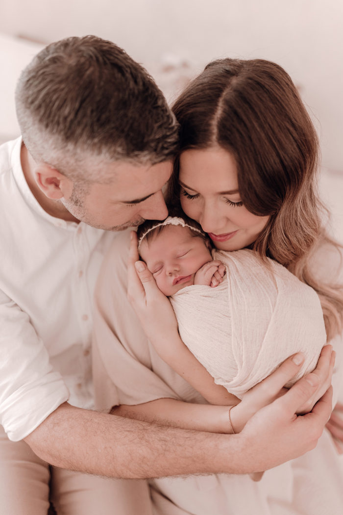 Familie beim Neugeborenen Shooting, Geschwisterliebe, Familienshooting bei einfallslicht fotografie in Düsseldorf, Baby, Babykleidung, Babybody