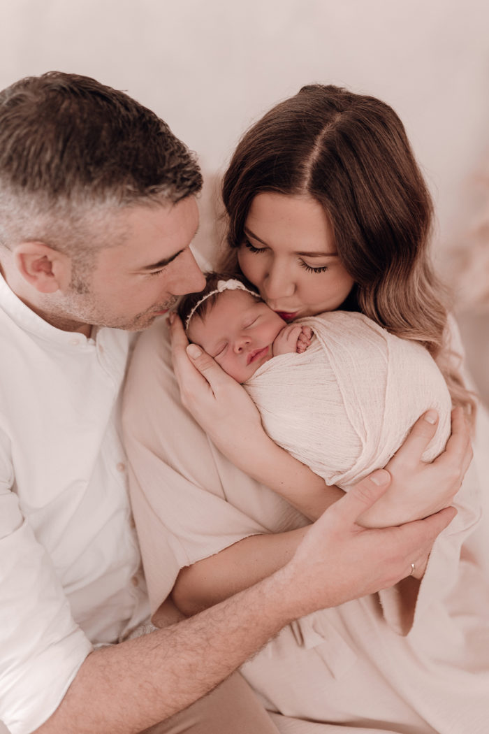 Familie beim Neugeborenen Shooting, Geschwisterliebe, Familienshooting bei einfallslicht fotografie in Düsseldorf, Baby, Babykleidung, Babybody
