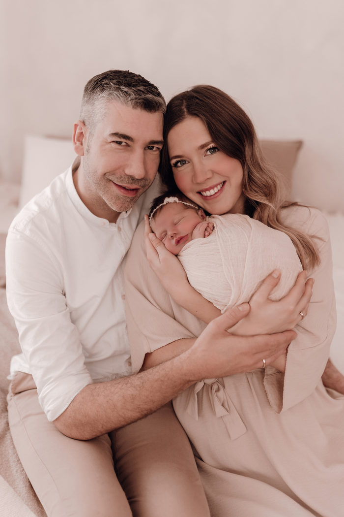 Familie beim Neugeborenen Shooting, Geschwisterliebe, Familienshooting bei einfallslicht fotografie in Düsseldorf, Baby, Babykleidung, Babybody
