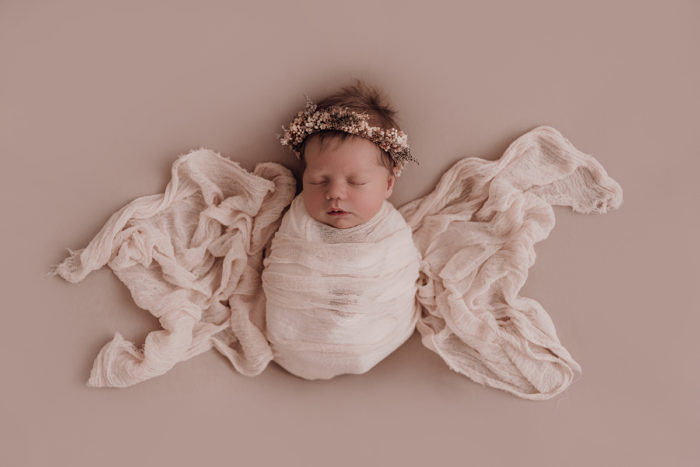 Baby beim Neugeborenen Shooting, Geschwisterliebe, Familienshooting bei einfallslicht fotografie in Düsseldorf, Baby, Babykleidung, Babybody